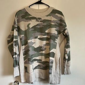 Camo sweat shirt with side slits